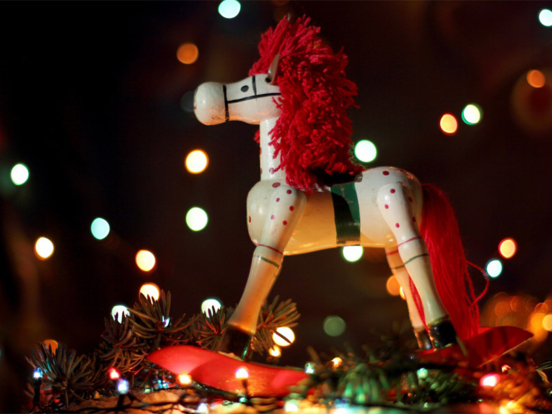 Синяя деревянная лошадь–лучший образ для российского Нового года