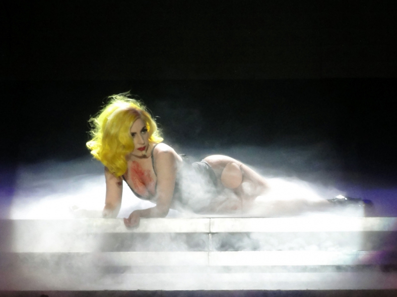 Леди Гага грохнулась на сцене 