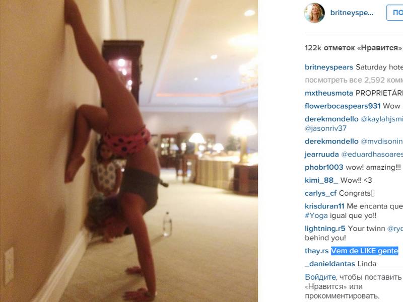 Бритни Спирс показала йогу в отеле